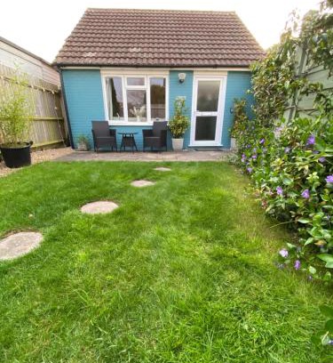New Forest District Apartment | The Hut- Private 1 Bed Guesthouse in Lymington Town Centre, garden & parking