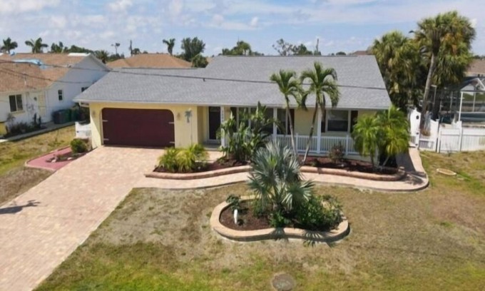 Englewood South House | The ideal Englewood getaway - private pool, conveniently located
