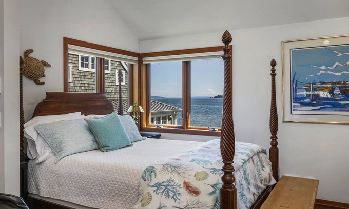 Indianola House | The Indianola BoathousenSleeps 2 in queen bed. Additional fees for 2 twin beds