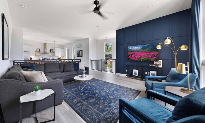 Maxwell House | The Iris - Walk to Dining & Nightlife, Rooftop!