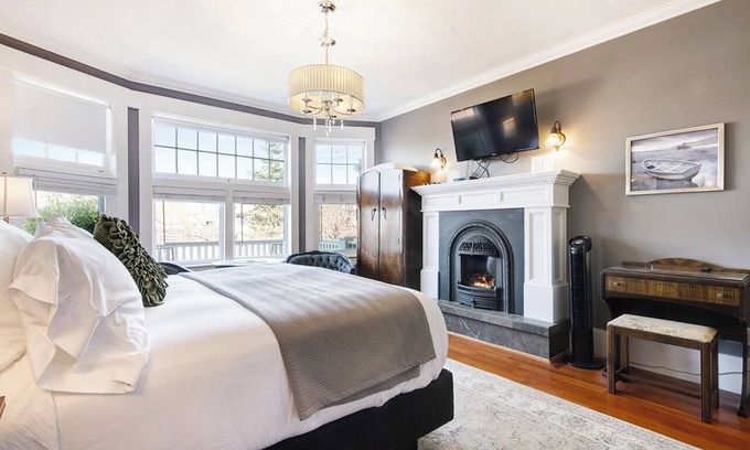 Grandview-Woodland House | The Ivy On Parker Guest House