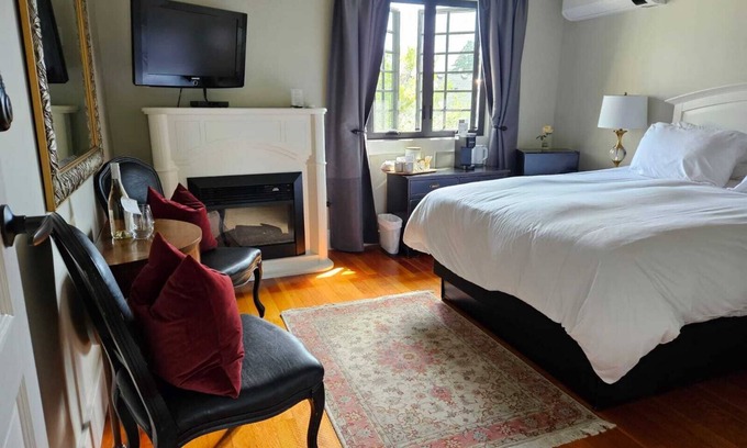 Grandview-Woodland House | The Ivy On Parker Guest House