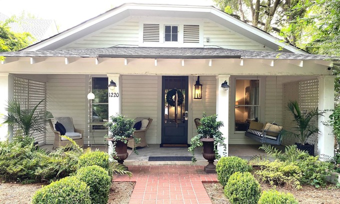 Oxford House | The John Marie House - South Lamar Historic District -3 King Bds - Walk to Sq.