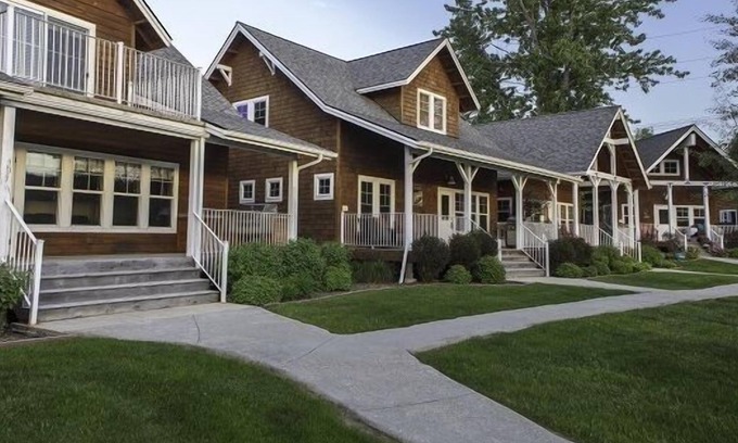 Dover Bay House | The Johnson House - 3 Bedrooms, 3 Baths Waterfront Parkside Bungalow