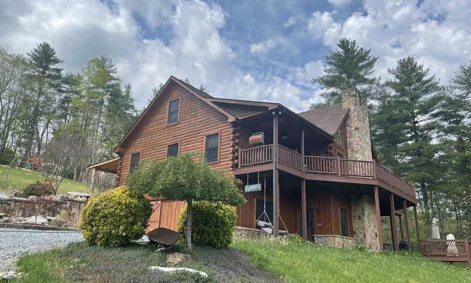 Mars Hill Cabin | The Journey's End, Beautiful Mountain Views, 20 Min to Asheville