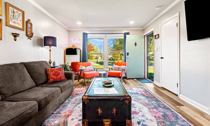 Bon Air House | The Jungalow: 65" 4K TV, memory foam, kid-friendly