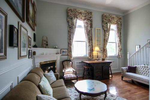 Bracebridge Hotel | The Jypsy Inn - The Royal Suite Bracebridge