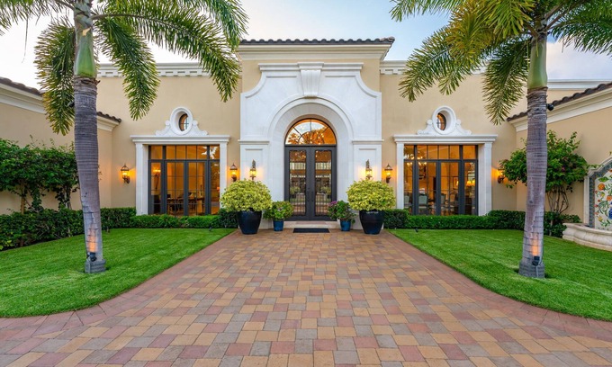 Kahala House | The Kahala Mansion: Luxury Home w/Pool, Golf Stimulator, AC & Beach Access