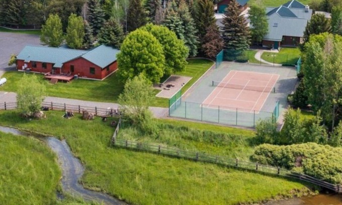 Baker City House | The Keeper Of The Valley-Baker City's Quality Rural Destination-4 Bdrm Sleeps14