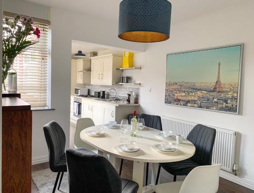 York Apartment | The Kensingston - Quaint Victorian Home With Free Parking