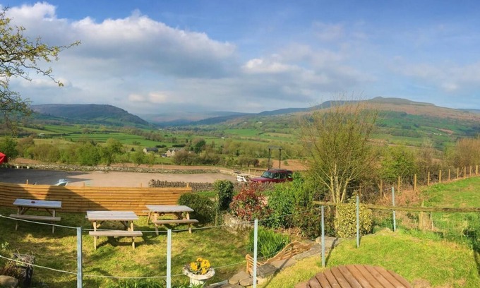 Crickhowell Hotel | The Kestrel B&B