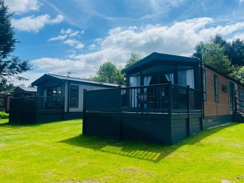 Allerthorpe House | The Kestrel Lodge with Hot tub