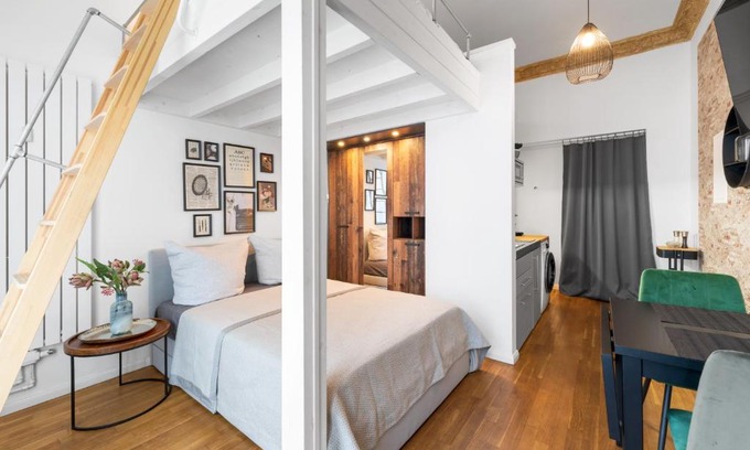 Schoeneberg Apartment | The Koburger I - central budget studio with extra high bed, Ideal for families & kids or couples