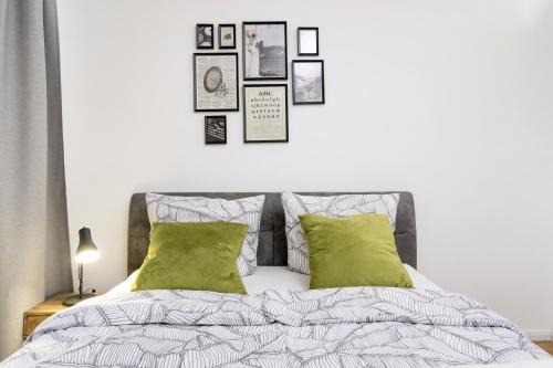 Schoeneberg Apartment | The Koburger II - central budget studio with extra high bed, Ideal for families & kids or couples
