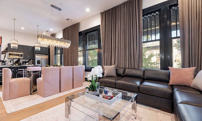 Arts/Warehouse District Hotel | The Krewe 5BR - The Little Lagniappe on St. Charles