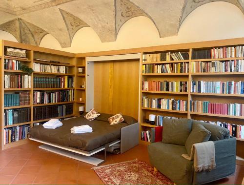 Citta Alta Apartment | The L i b r a r y