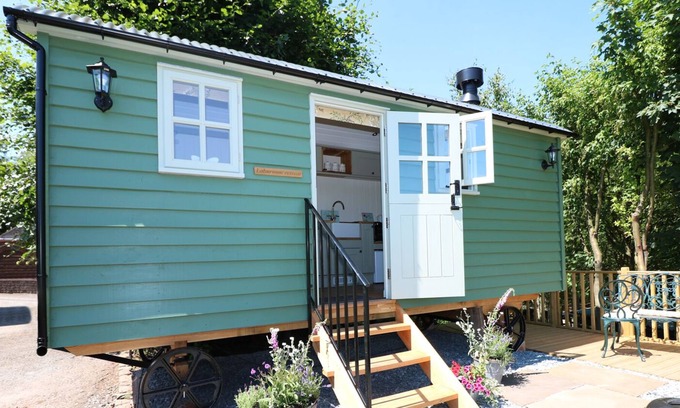 Upper Hulme Cottage | THE LABURNUM RETREAT, with hot tub in Upper Hulme