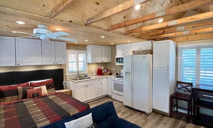 Lake Alfred Cabin | The Lake Alfred Citrus Wood Guest Cabinnn