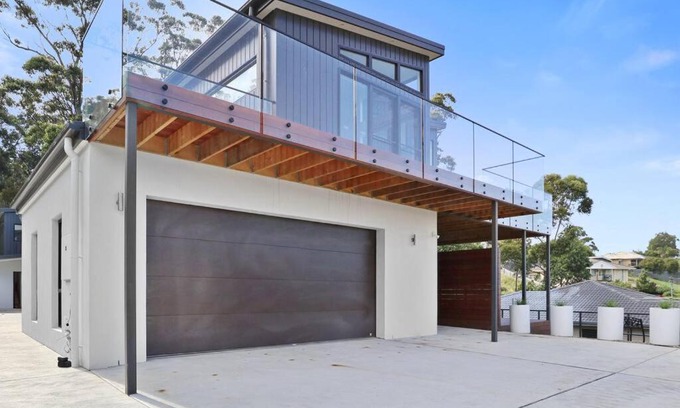 Merimbula House | The Lake House & Apartment