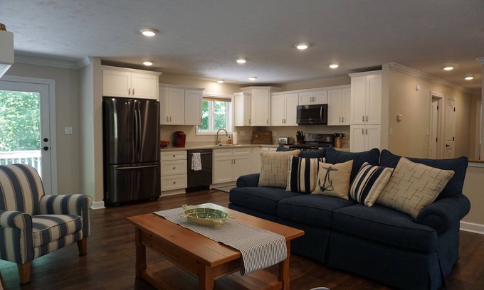 Grand Rivers House | THE LAKE HOUSE at Grand Rivers: Executive 5 bed/3 bath Home with 3500 sq. ft.