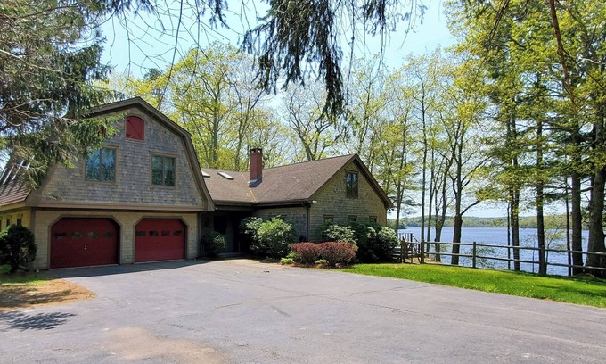 Warren House | The Lake House- canoes, kayaks, pool table, ping pong table, sleeps 16