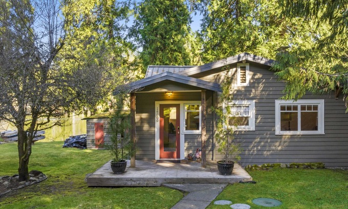 East Renton Highlands House | The Lake House - hot tub, waterfront