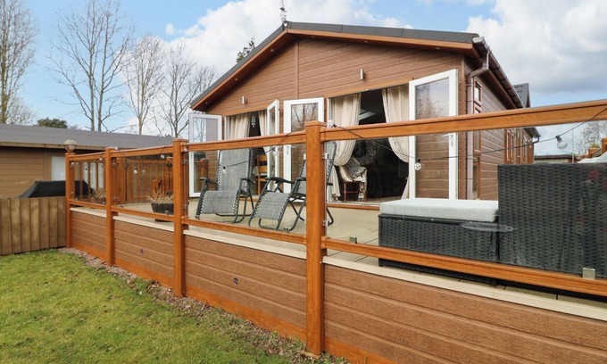 Grantham Cottage | THE LAKE HOUSE, pet friendly, character holiday cottage in Barkston