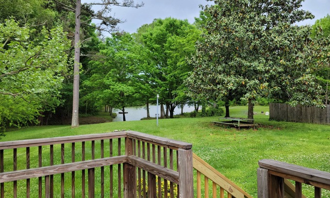 Ten Mile House | The Lake House, vacation at the lake shore