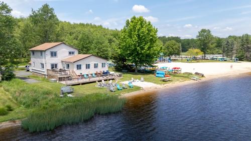 Pocono Lake House | The Lake Life by AvantStay Lakefront View Hot Tub