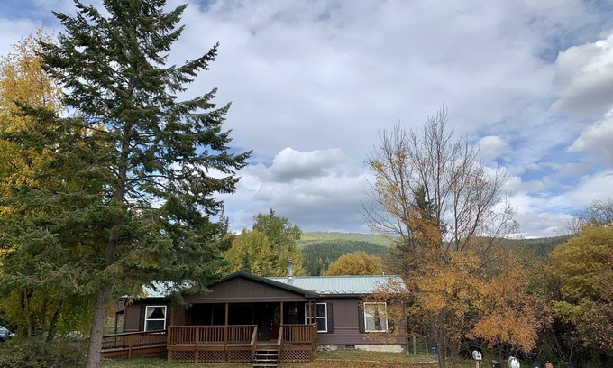 Lake Mary Ronan Cottage | The Lake Mary Ronan Lodge w/Waffles!