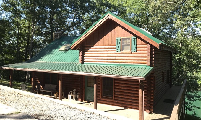 Big Creek Cabin | 'The Lakefront Lodge' - Spacious Lakefront 3 Bedroom W/Private Covered Dock