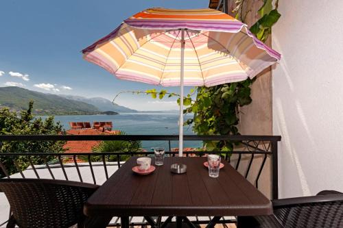 Varosh Apartment | The Lakeside Haven