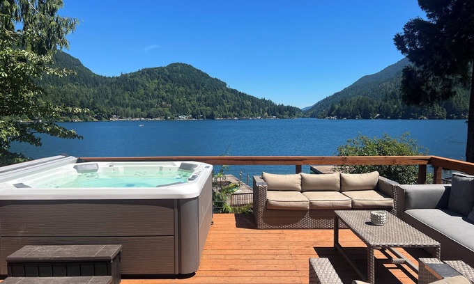Port Angeles Cabin | “The Lakeside Lodge” Updated cabin on Lake Sutherland with hottub & private dock