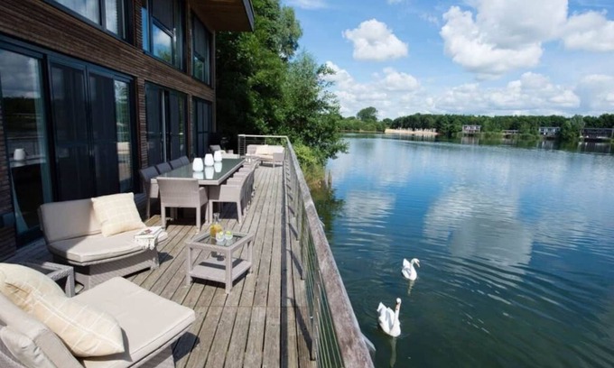 Lechlade Villa | The Lakeside Villa at the Lakes By Yoo, Cotswolds