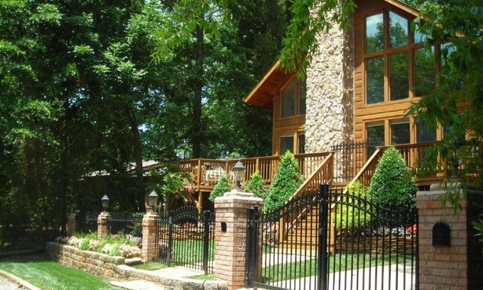 Southmont House | The Lakeview House - access to pier/dock, fire pit and lake access