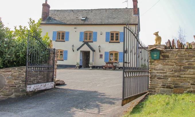 Leominster Cottage | THE LAMB INN, pet friendly, character holiday cottage in Leominster