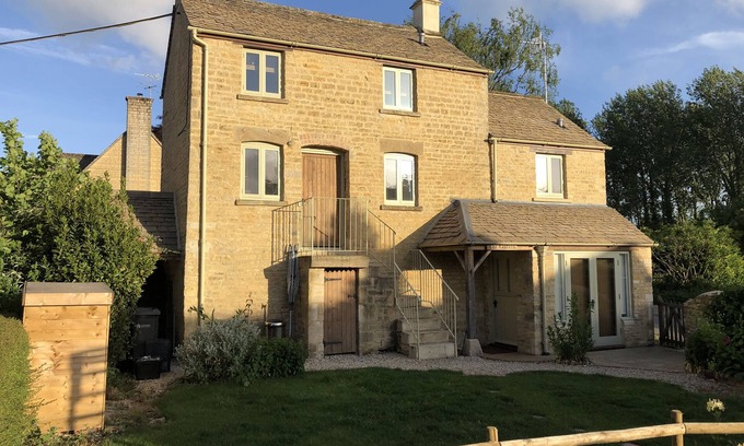 Bourton-on-the-Water Cottage | THE LANTERN, pet friendly, with open fire in Bourton-On-The-Water