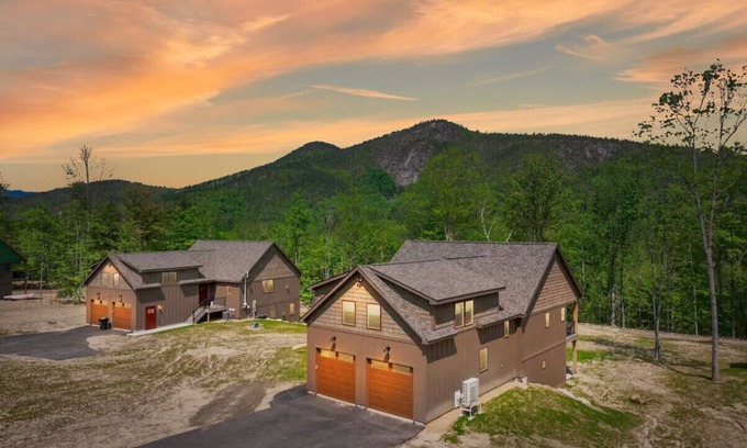 Bartlett House | The Ledgeview Lodge | Brand New, Hot tub, Views