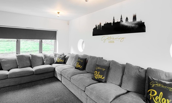 Headingley Apartment | The Leeds Gathering - Hot Tub - EV Charging