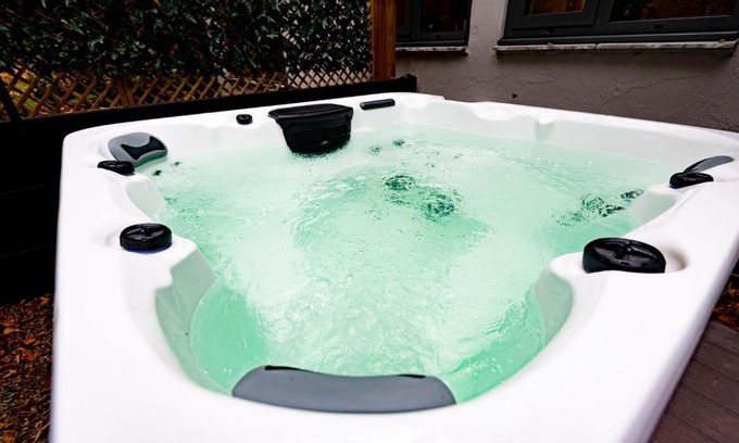 Headingley Apartment | The Leeds Gathering - Hot Tub - EV Charging