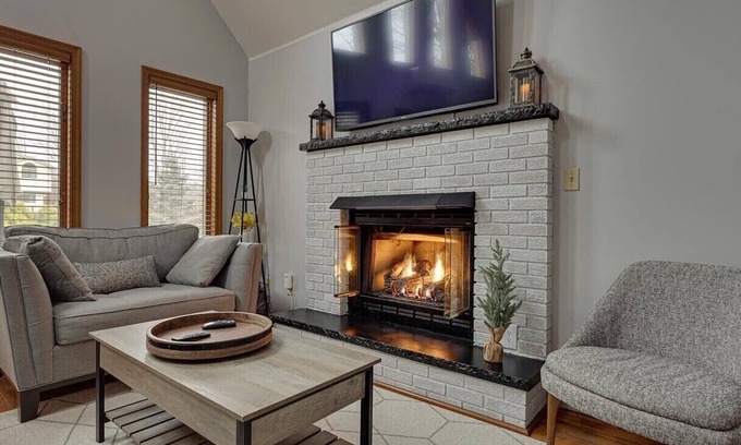 Hamlin House | The Light Forest Chalet- minutes to beach, skiing and more!
