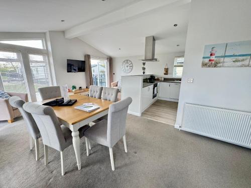 South Cerney House | The Lighthouse, Pet friendly lodge on Hoburne Cotswold Holiday Park