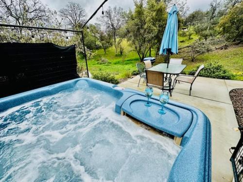 Yosemite Lakes House | The Lighthouse Pet Friendly Hot Tub BBQ Sleeps 11