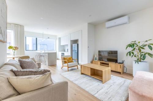 Port Melbourne House | The Lightwell - Sunlit Beachside Escape with Rooftop