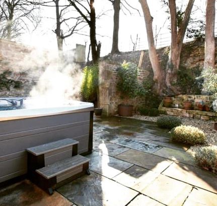 Bath Apartment | The Little Barn @ Bath With LARGE Hot Tub