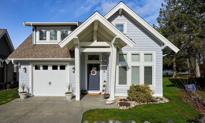 Regional District of Nanaimo House | The Little Beach House- Fully equipped Vacation Rental