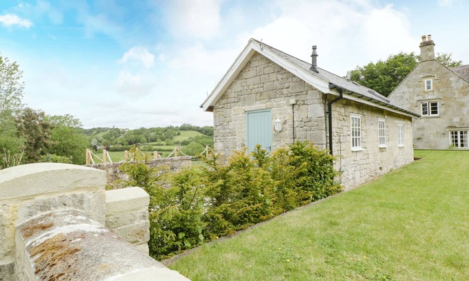 Shaftesbury Cottage | THE LITTLE HOUSE, with a garden in Shaftesbury