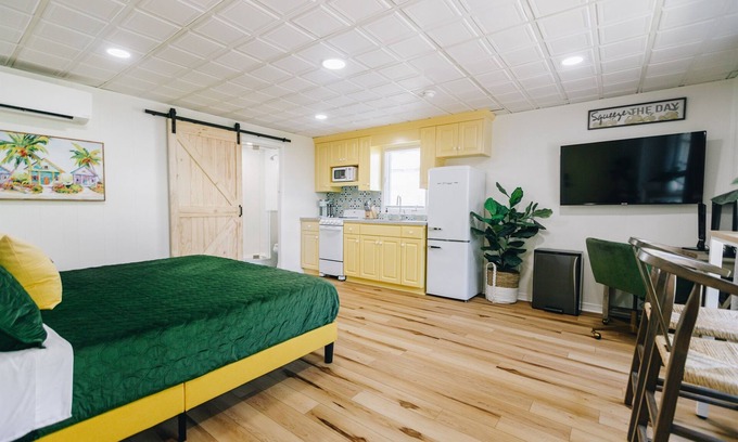 Rock Hill House | The Little Lemon Studio | King Bed | Office Space | Walk to Winthrop