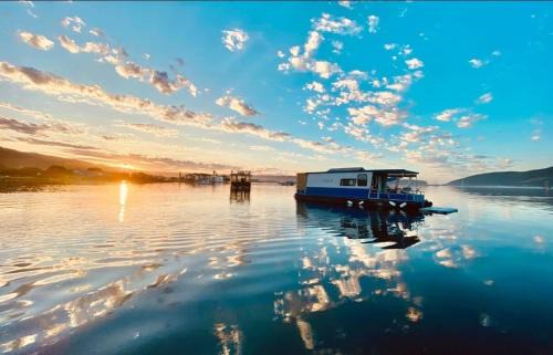 Knysna Boat Rental | The Little Mermaid Knysna houseboat