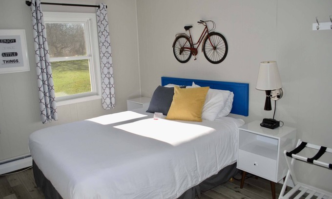 Mount Horeb House | THE LITTLE VILLAGE , Queen Room 110